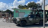 Toeristen in Tulum op de fiets naar het strand, terwijl het leger patrouilleert. Foto AFP