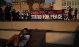 Demonstranten in Tel Aviv houden een spandoek vast waarop de Amerikaanse president Joe Biden wordt opgeroepen om geen vertrouwen te hebben in de Israëlische premier Benjamin Netanyahu.