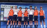 De Nederlandse wielerploeg bij het WK in Glasgow, met onder anderen Demi Vollering (links) en Marianne Vos (derde van links).