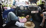 Activisten van Extinction Rebellion lijmden en ketenden zichzelf op 16 april als onderdeel van een protest aan een auto  vast in het centrum van Londen.