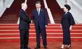 Chinese president Xi Jinping en zijn vrouw Peng Liyuan verwel-komen in Beijing de Russische president Vladimir Poetin tijdens een forum over de Nieuwe Zijderoute.