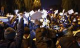 Veel mensen protesteren met lege vellen papier, wat inmiddels symbool is geworden voor het protest in China. Met de lege vellen papier kunnen demonstranten protesteren zonder de censuurregels te overtreden.