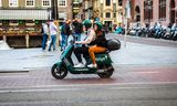 Een van de 770  deelscooters  die in Amsterdam rondrijden. Het moeten er volgens de Nota Deelvervoer  1200 worden.