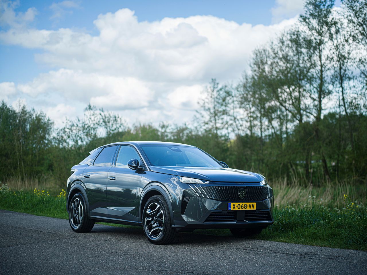 De nieuwe Peugeot E-3008 is een massief ogende rijdende bunker