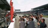 Michael Schumacher  zwaait naar het publiek op Hockenheim, na de kwalificatie voor de Grand Prix van Duitsland in 1996.