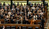 De Spaanse oppositieleider Alberto Nunez Feijoo krijgt applaus na een felle toespraak dinsdag tegen de amnestiewet. Het Congres van Afgevaardigden verwierp het wetsvoorstel. Premier Sanchez denkt dat hier politieke machinaties via de rechterlijke macht achter zitten.  