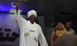 Een blije Omar al-Bashir juicht omdat hij - alweer - de Soedanese presidentsverkiezingen heeft gewonnen.