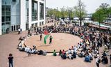 Protest vrijdagmiddag bij de Stopera, waar de gemeenteraad een spoeddebat hield.