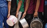 Palestijnse kinderen in de rij voor voedsel van de World Central Kitchen, op 1 mei in Centraal-Gaza.