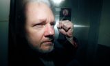 WikiLeaks-oprichter Julian Assange in 2019, op weg naar de rechtbank in Londen. 