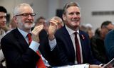 Keir Starmer (rechts) is  met ruim de helft van de stemmen gekozen als opvolger van de vertrekkende Labour-leider, Jeremy Corbyn (links). 