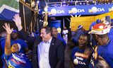 John Steenhuisen, voorman van de liberale Democratic Alliance eerder deze maand op campagne in Soweto. De partij is de grootste oppositiepartij van Zuid-Afrika.