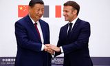 De Chinese president Xi Jinping en zijn Franse ambtgenoot Emmanuel Macron schudden de hand na hun gezamenlijke persconferentie in het Élysée. 