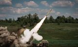 Oekraïense militairen vuren een HIMARS-artillerieraket af tegen Russische troepen.