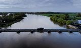 Nederlandse eenheden steken de IJssel over op weg naar Litouwen.