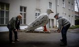 Bernd Seegers en Klaus Meinel, beiden 72,  proberen op een binnenplaats in de Berlijnse wijk Schöneberg een oude vredesduif op te lappen. Samen met Laura von Wimmersperg (88, foto’s rechts) zijn zij de drijvende krachten achter de lokale afdeling van de vredesbeweging.