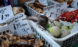 Kraam op de Haagse Markt; uit de fotoserie ‘Fixing Capitalism’
