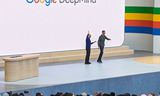 Baas van Google Deepmind, een dochterbedrijf van Google, Demis Hassabis (links) en Sundar Pichai, topman van Alphabet, bij een presentatie. 