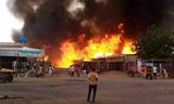 Een brand woedt na een bombardement door de RSF van generaal Hemedti op de veemarkt in al-Fasher, de hoofdstad van de provincie Noord-Darfur in Soedan.