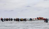 Een boot met  migranten die het Kanaal (de zeestraat tussen Frankrijk en Verenigd Koninkrijk) proberen over te streken. 