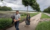 Nederland, Maarheeze, 16.05.2024Asielzoekers van het asielzoekerscentrum Cranendonck in Budel, lopen langs de aspergevelden.foto Chris Keulen 