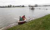 De weg naar de boerderij van Mirjam Krop en haar zoon Roeland is onder water gelopen. Ze moeten met een bootje naar het vasteland. 