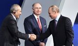 De Russische president Poetin (rechts) schudt de hand van Nassef Sawiris, bestuursvoorzitter van OCI. 