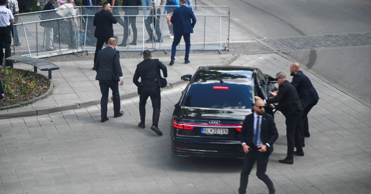 Slowaakse premier Robert Fico neergeschoten en naar het ziekenhuis gebracht