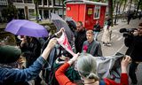 PowNews verslaggever Tom Olthof wordt geweerd door  demonstranten bij het Binnengasthuisterrein van de Universiteit van Amsterdam. 