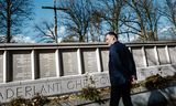 Directeur Jeroen van den  Eijnde van Nationaal Monument Kamp Vught bij de fusilladeplaats. 