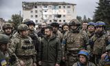 President Volodymyr Zelensky en Oleksandr Syrsky in Izjoem, nadat de stad in september 2022 door Oekraïense troepen was bevrijd. Syrsky is de nieuwe opperbevelhebber van het Oekraïense leger.  