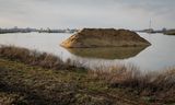 De zandwinplas Over de Maas, waarin bouwbedrijf Bontrup met toestemming van Rijkswaterstaat 500.000 ton granuliet stortte.  