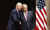 De Amerikaanse president Joe Biden (links) en de Mexicaanse president Andres Manuel Lopez Obrador poseren in het Nationaal Paleis in Mexico-Stad, Mexico, 9 januari 2023. 