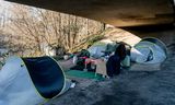 Het tentenkamp van Aghata en Boguslaw, onder een viaduct in Den Haag.