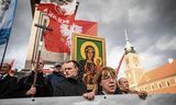 Nationalistische Polen demonstreren  in Warschau. Onder: Sticker met de woorden ‘lgbt-vrije zone’.