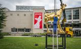 De plaatsing van het grote Gouden Kalf, het icoon van het Nederlands Film Festival (NFF) bij de Stadschouwburg Utrecht.