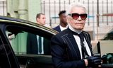 Karl Lagerfeld arriveert bij een modeshow van Chanel, oktober 2017, in Parijs.