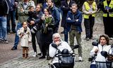 Vlaardingers, vrijdagavond op het plein bij het stadhuis. Velen hebben knuffels, bloemen en waxinelichtjes bij zich.