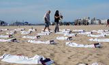 Een pro-Palestijnse actiegroep heeft vrijdag 120 lijkwades neergelegd op het strand van Rio de Janeiro. 