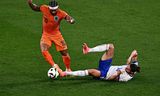 Oranje-spits Memphis Depay in duel met Adrien Rabiot van Frankrijk. 