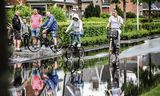 Een ondergelopen straat in Buitenpost na extreme regenval en hagelbuien. 