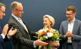 Voorzitter van de Europese Commissie Ursula von der Leyen ontving maandagochtend bloemen van Friedrich Merz, de leider van haar Duitse CDU. 