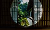 Venster op de uit de veertiende eeuw stammende Funda-in-tuin in Kyoto, Japan.  Foto John S Lander/Getty Images