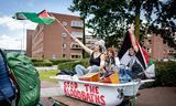 In de middag tilden de actievoerders de badkuipen op karren en ontmantelden de barricades van de Wageningse universiteit.