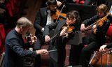 Dirigent Marc Albrecht en violist Daniel Lozakovich samen met het Nederlands Philharmonisch Orkest. 