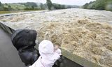 Inwoners van Ludwigsburg kijken naar de watermassa van de Neckar, een zijrivier van de Rijn.