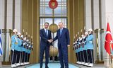 De Griekse premier Kyriakos Mitsotakis (links) schud de hand met president Recep Tayyip Erdogan.