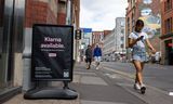 Een reclamebord voor achterafbetaaldienst Klarna. Achteraf betalen is niet nieuw, maar het heeft de afgelopen jaren wel een vlucht genomen – ook onder minderjarigen. 