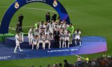 De anvoerder van Real Madrid, verdediger Nacho (links), betreedt zaterdagavond op Wembly met de Champions League-beker het podium.