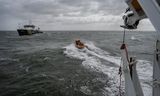 Loodsvaartuig Procyon  op de kruispost Steenbank, gezien vanaf het andere loodsvaartuig, Polaris. De jol zet loodsen over tussen het loodsvaartuig en in- en uitgaande zeeschepen.